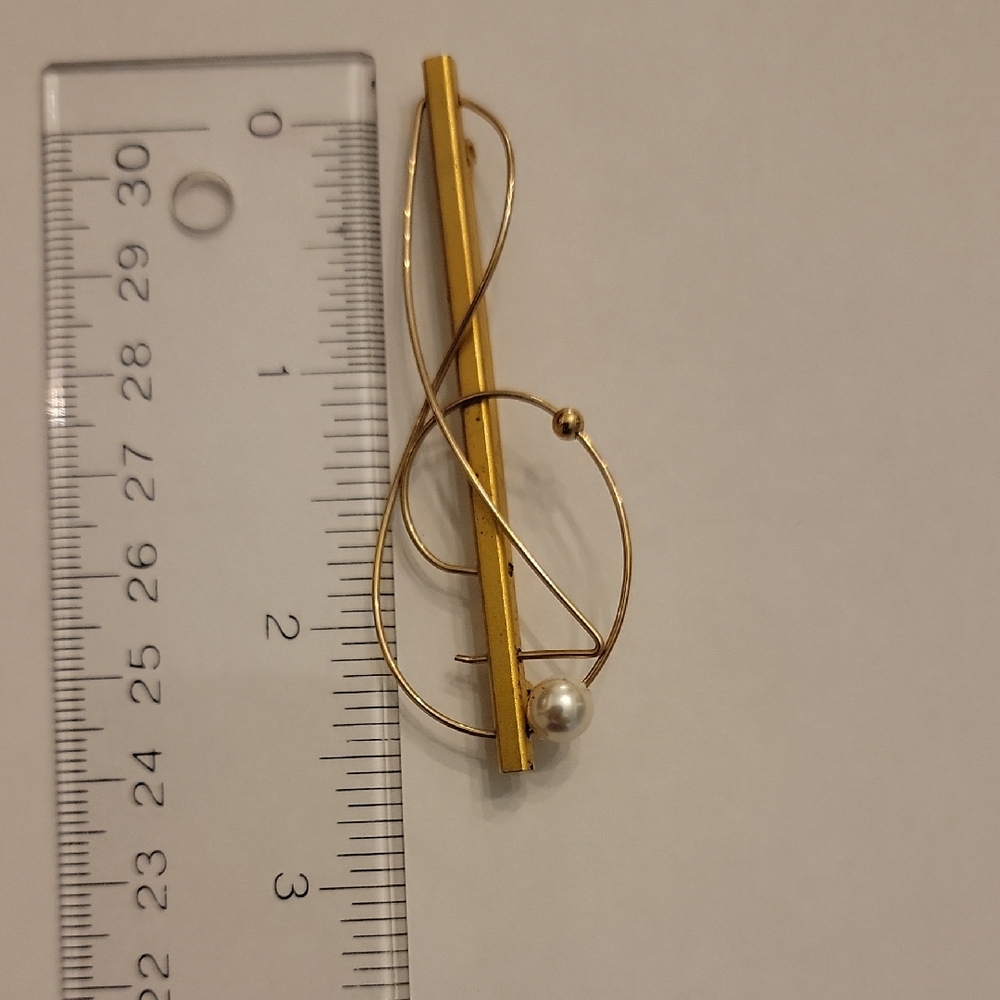 Elegant Gold Brooch with Pearl Accent